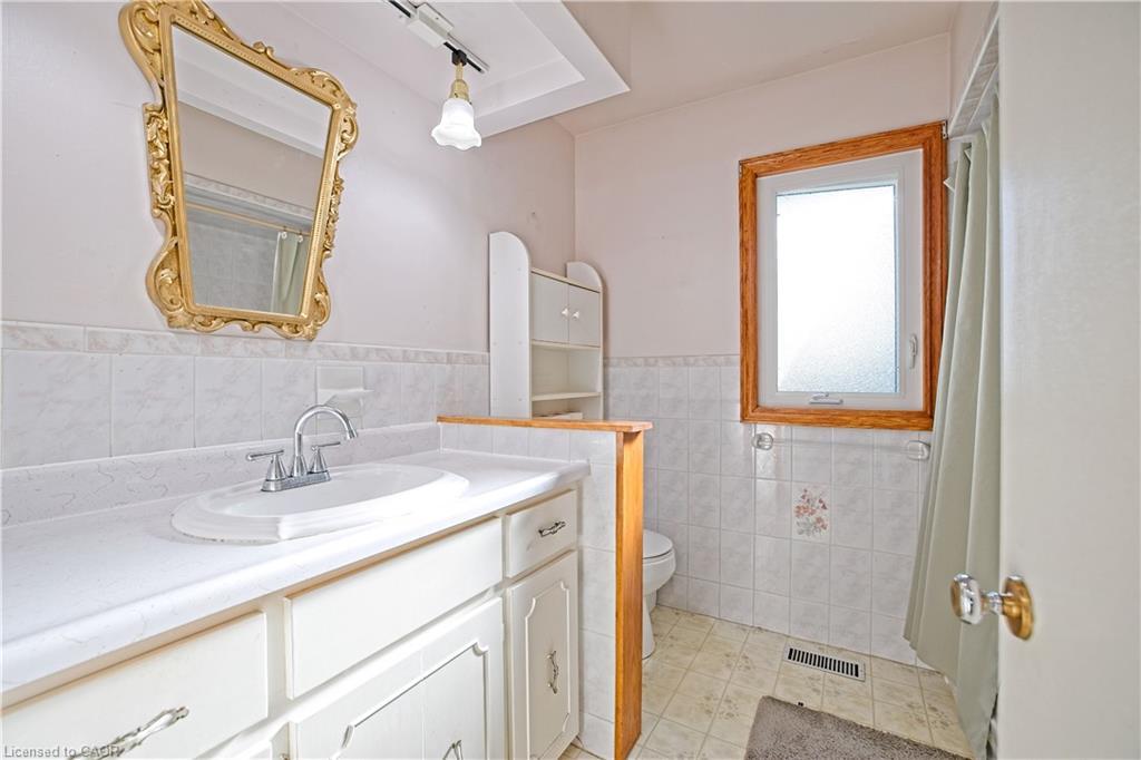 32 Oriole Avenue, Hamilton, ON - Indoor Photo Showing Bathroom