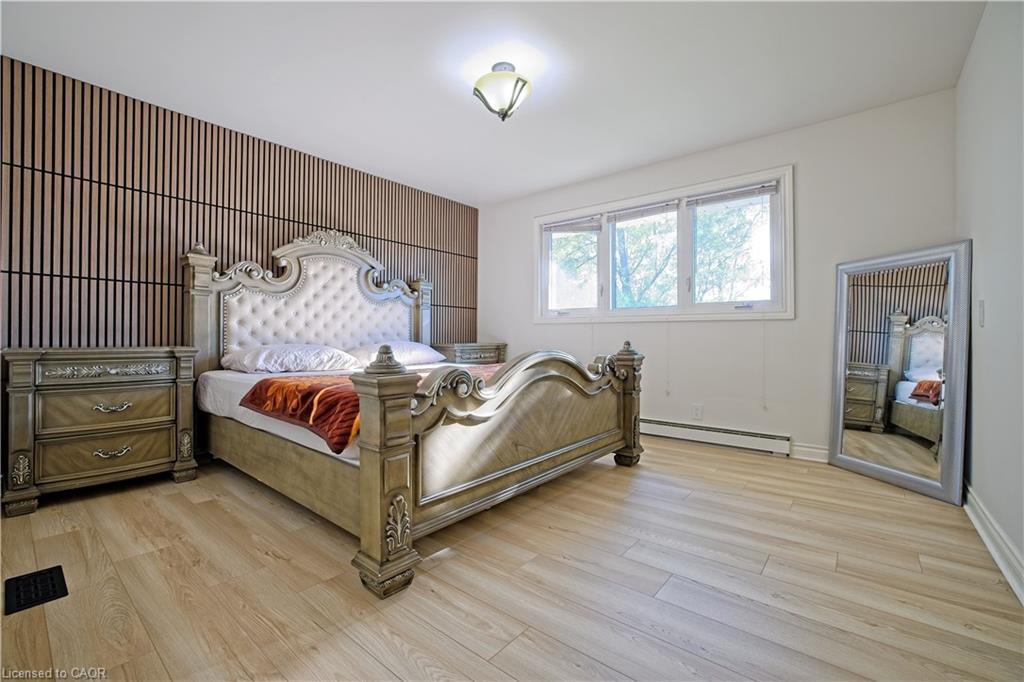 32 Oriole Avenue, Hamilton, ON - Indoor Photo Showing Bedroom