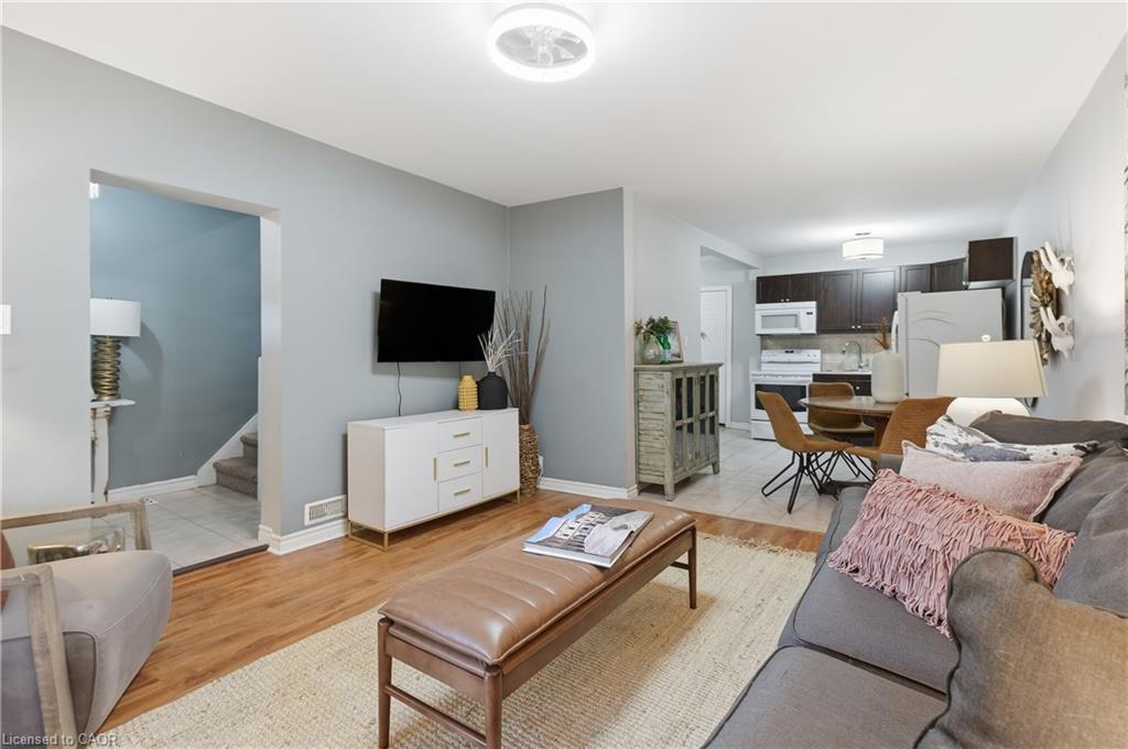 190 Wood Street E, Hamilton, ON - Indoor Photo Showing Living Room
