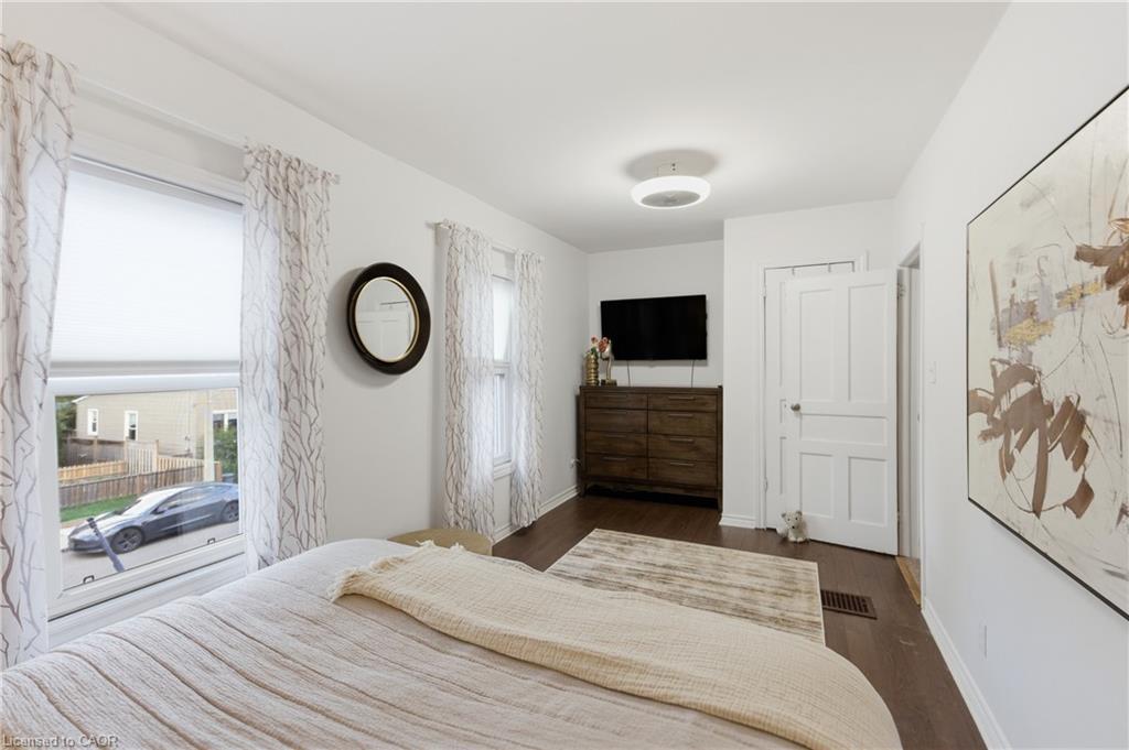 190 Wood Street E, Hamilton, ON - Indoor Photo Showing Bedroom