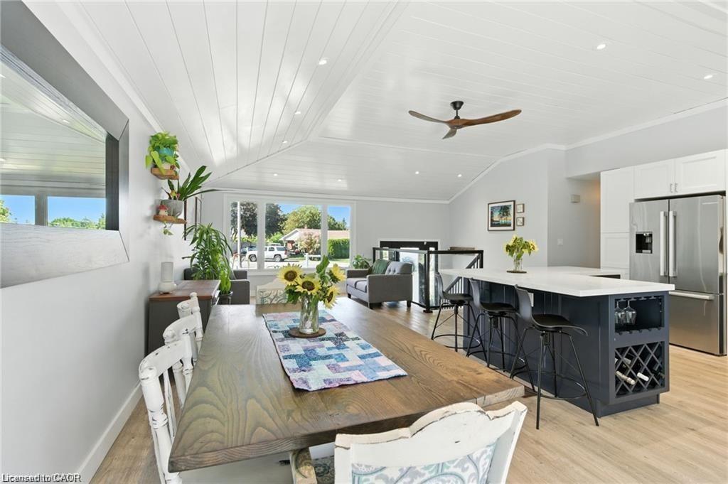 19 Wallace Place, Caledonia, ON - Indoor Photo Showing Dining Room