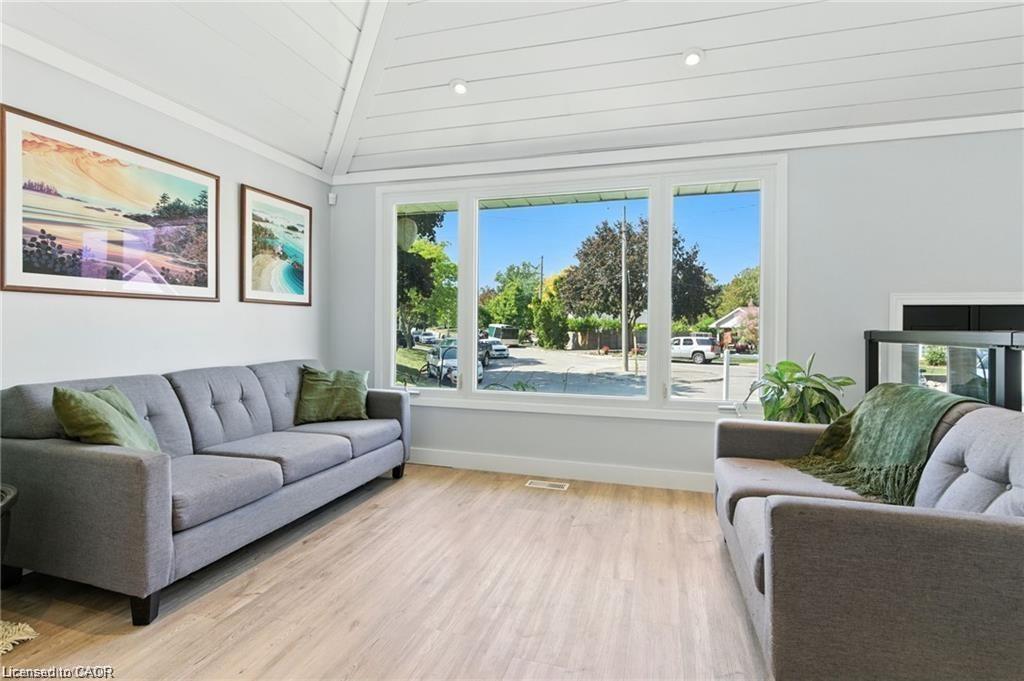 19 Wallace Place, Caledonia, ON - Indoor Photo Showing Living Room