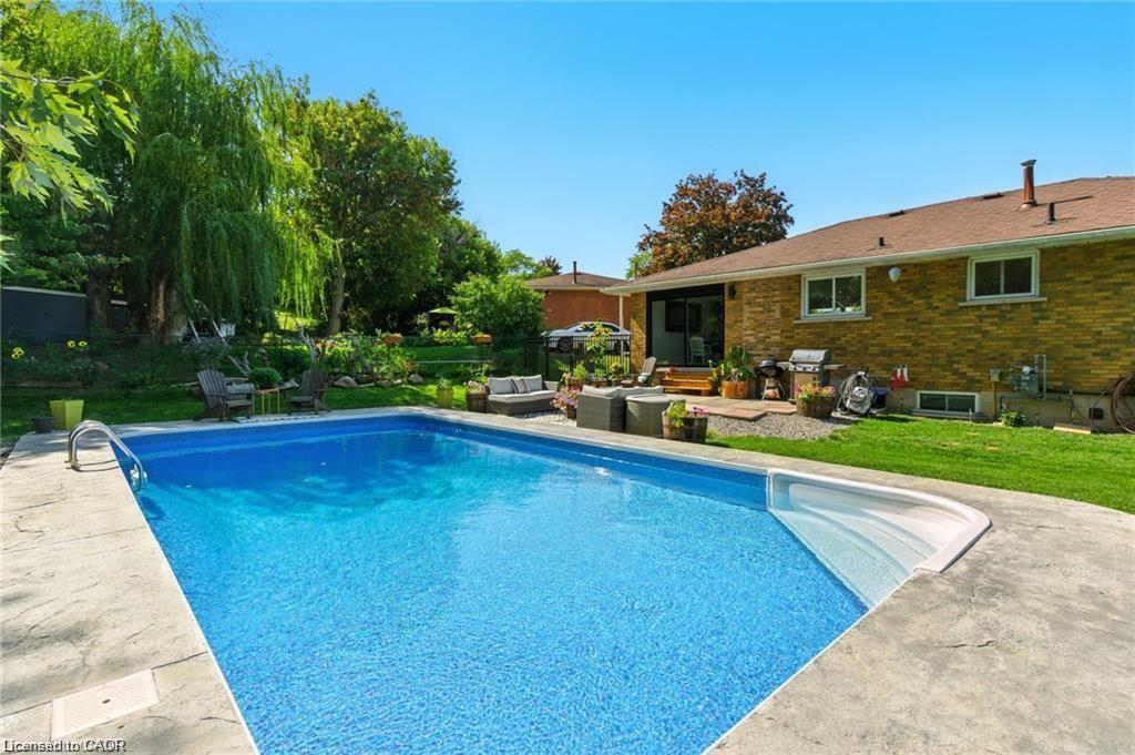 19 Wallace Place, Caledonia, ON - Outdoor With In Ground Pool With Backyard