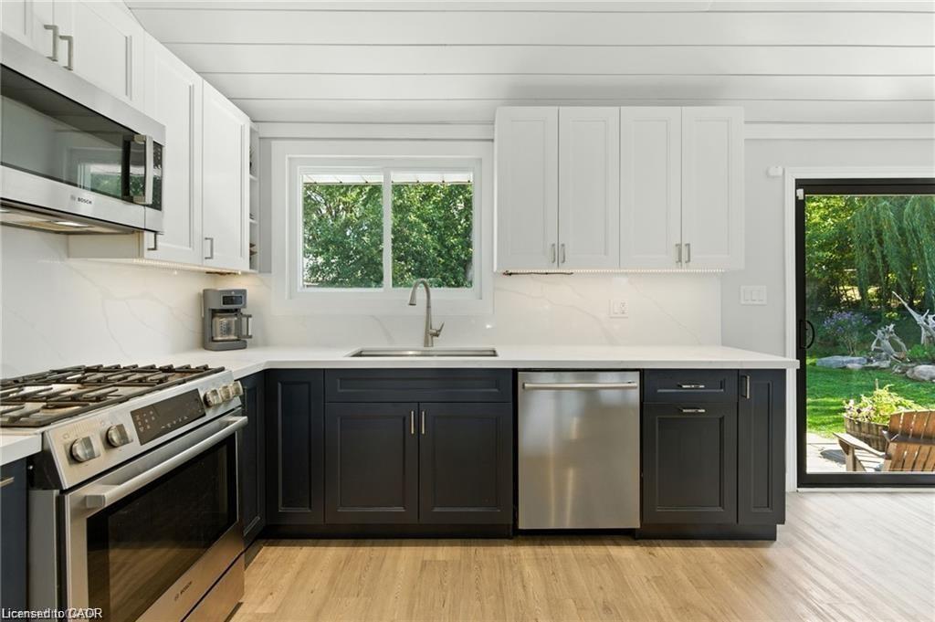 19 Wallace Place, Caledonia, ON - Indoor Photo Showing Kitchen With Upgraded Kitchen