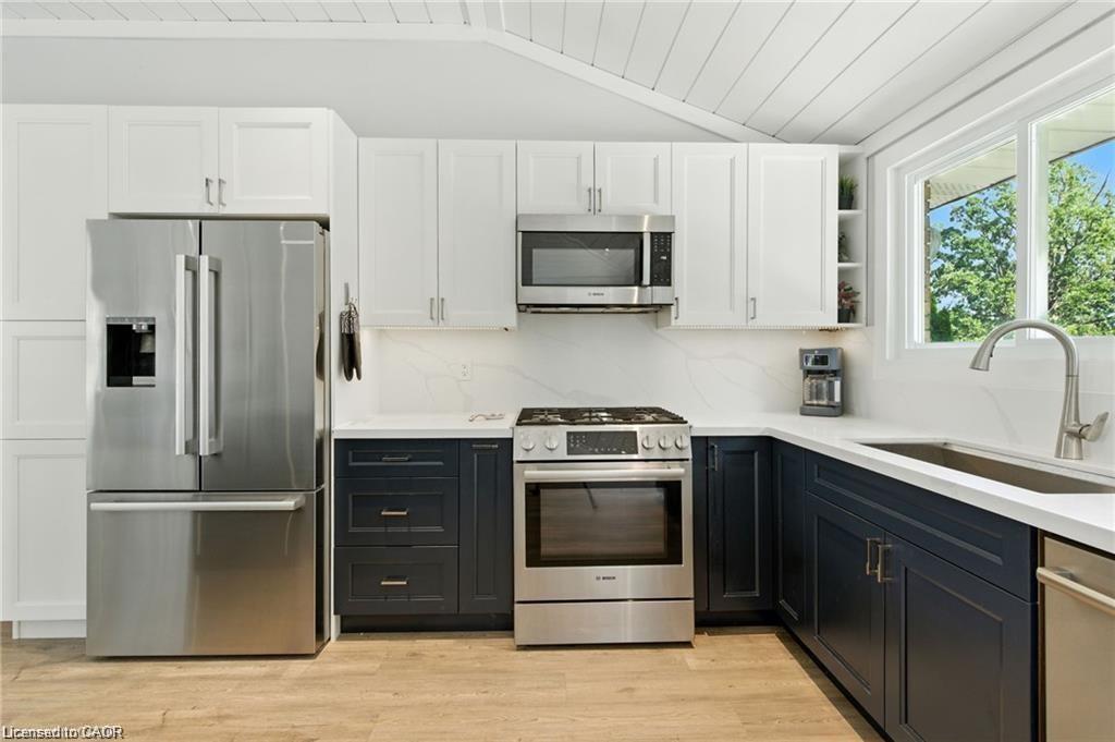 19 Wallace Place, Caledonia, ON - Indoor Photo Showing Kitchen With Upgraded Kitchen