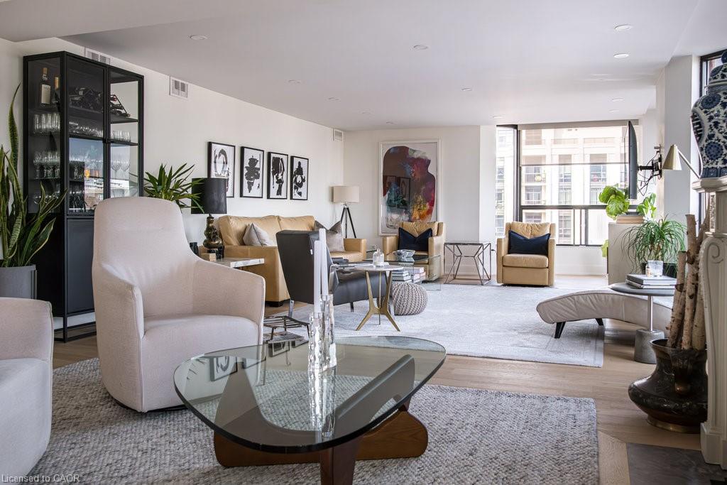 900-49 Robinson Street, Hamilton, ON - Indoor Photo Showing Living Room
