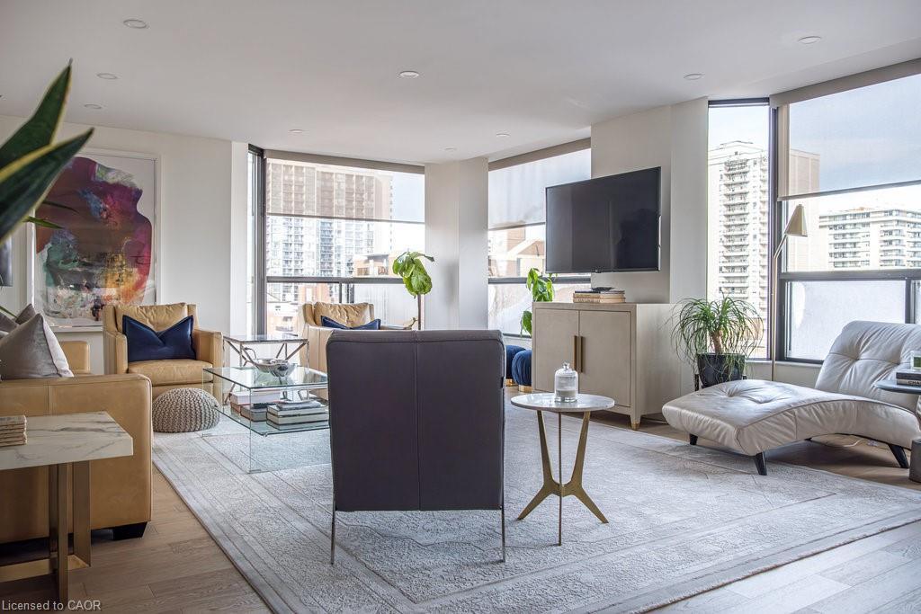 900-49 Robinson Street, Hamilton, ON - Indoor Photo Showing Living Room