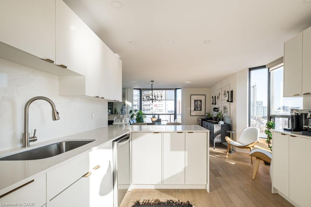 900-49 Robinson Street, Hamilton, ON - Indoor Photo Showing Kitchen With Upgraded Kitchen
