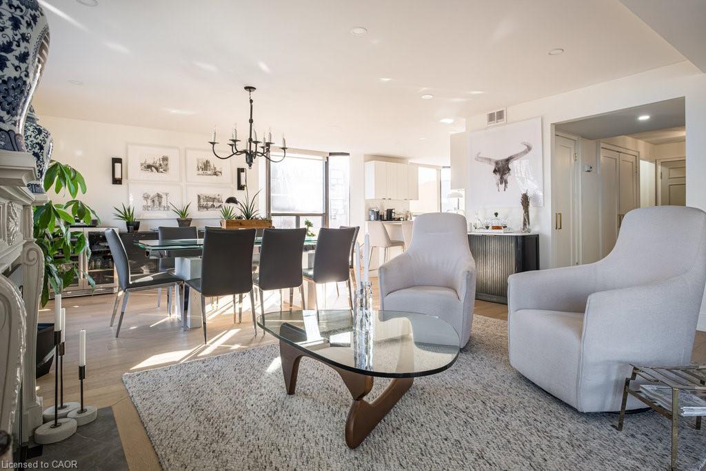 900-49 Robinson Street, Hamilton, ON - Indoor Photo Showing Living Room