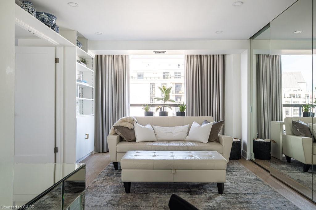 900-49 Robinson Street, Hamilton, ON - Indoor Photo Showing Living Room