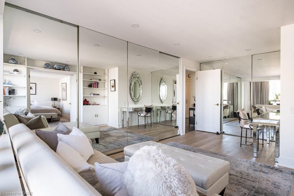 900-49 Robinson Street, Hamilton, ON - Indoor Photo Showing Living Room