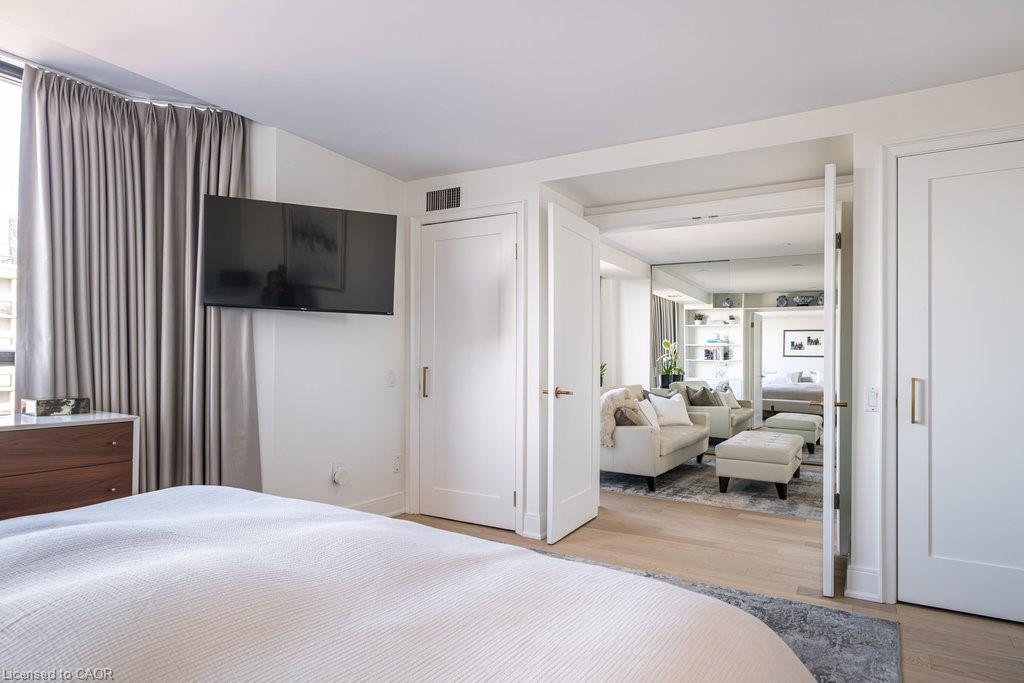 900-49 Robinson Street, Hamilton, ON - Indoor Photo Showing Bedroom