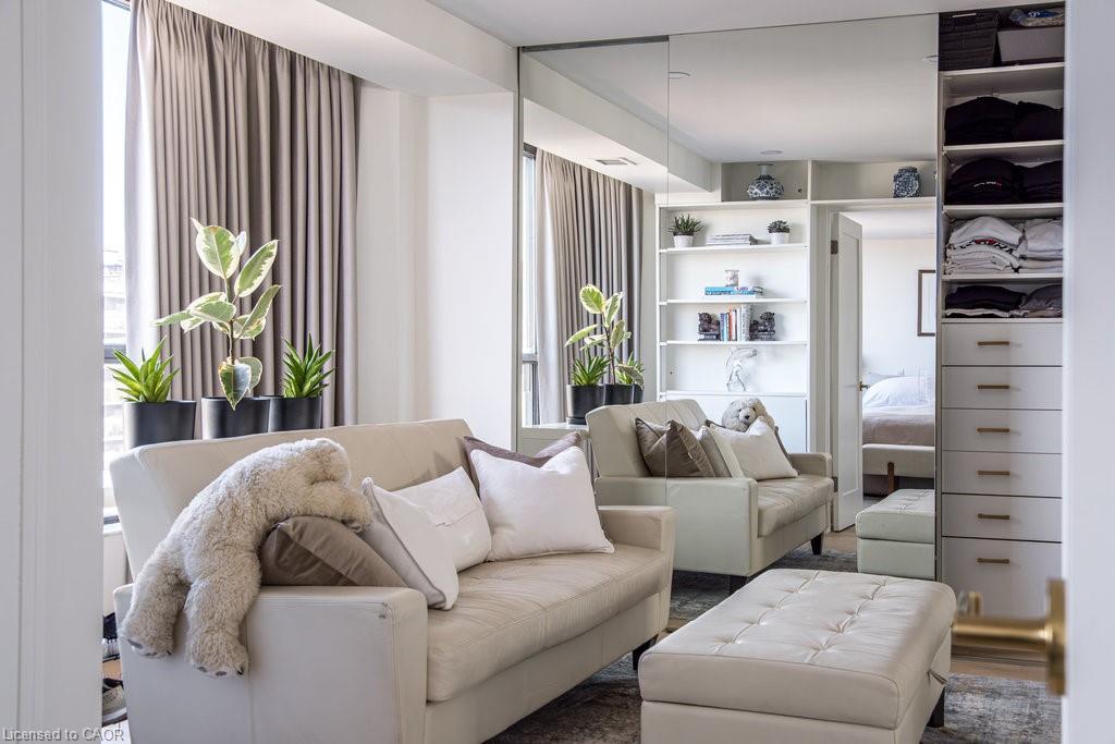 900-49 Robinson Street, Hamilton, ON - Indoor Photo Showing Living Room