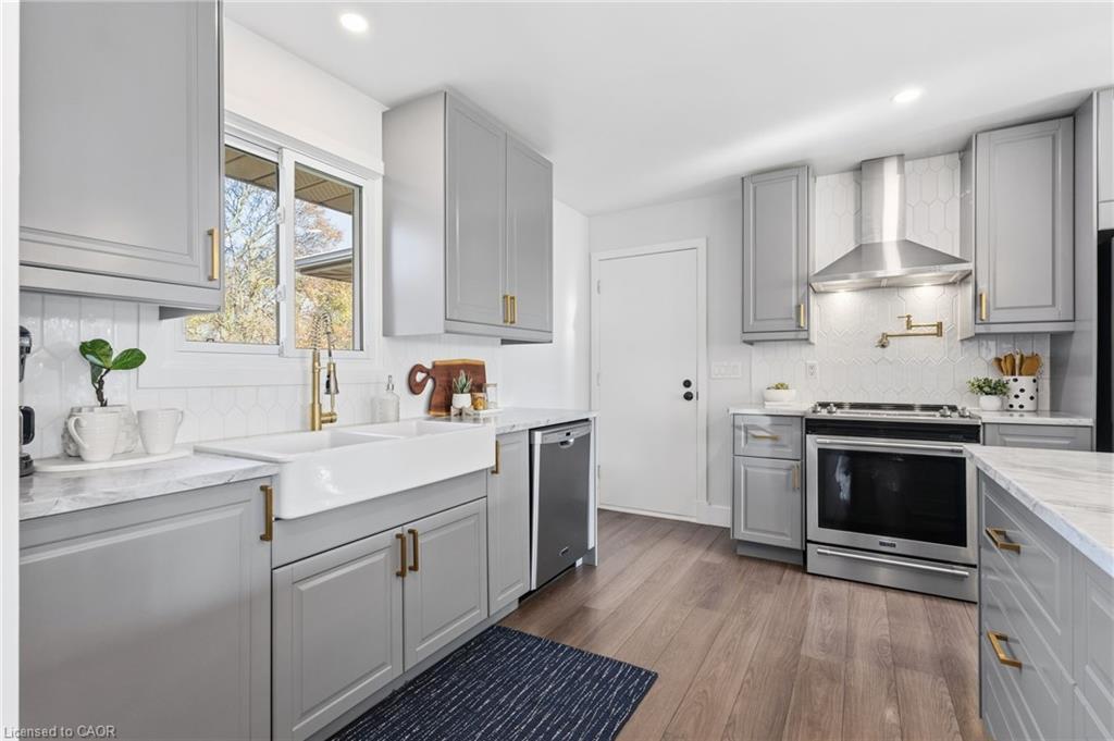 34 Dora Drive, Simcoe, ON - Indoor Photo Showing Kitchen With Upgraded Kitchen