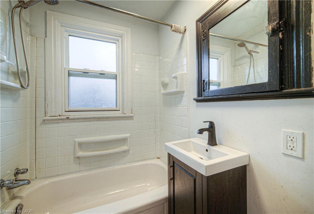 750 Cannon Street E, Hamilton, ON - Indoor Photo Showing Bathroom