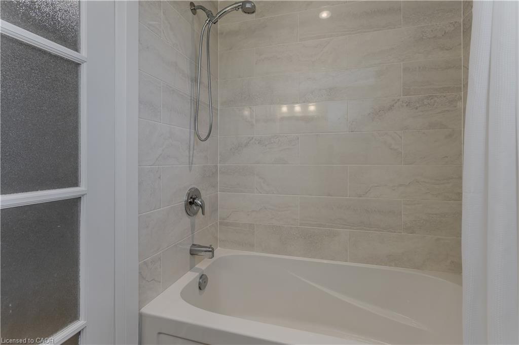 30 Graywood Road, Hamilton, ON - Indoor Photo Showing Bathroom