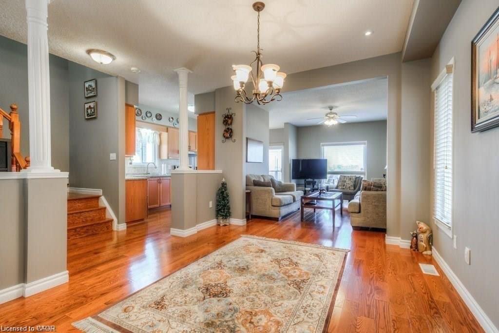 580 Activa Avenue, Kitchener, ON - Indoor Photo Showing Living Room