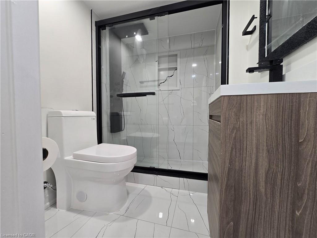 147 Langlaw Street, Cambridge, ON - Indoor Photo Showing Bathroom
