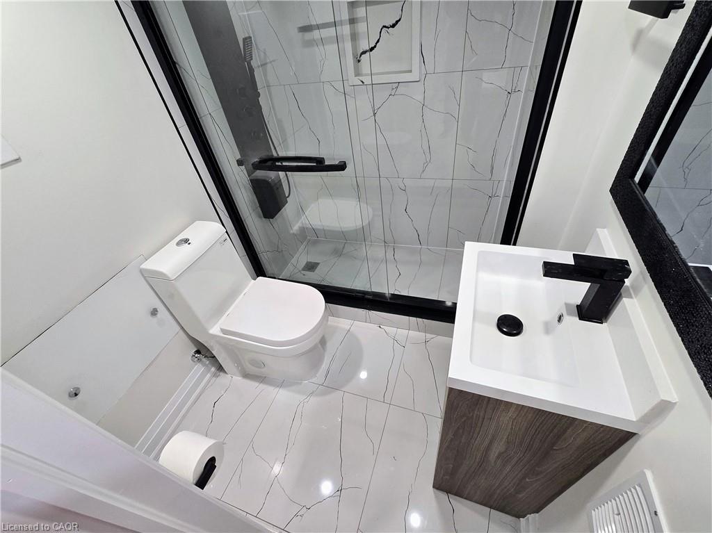 147 Langlaw Street, Cambridge, ON - Indoor Photo Showing Bathroom