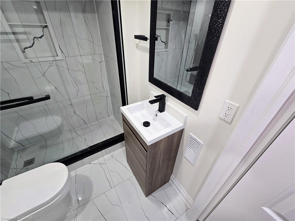 147 Langlaw Street, Cambridge, ON - Indoor Photo Showing Bathroom
