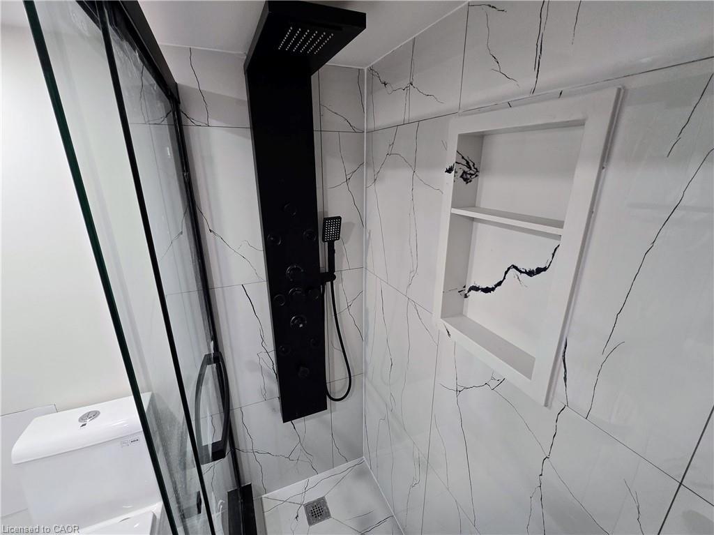 147 Langlaw Street, Cambridge, ON - Indoor Photo Showing Bathroom