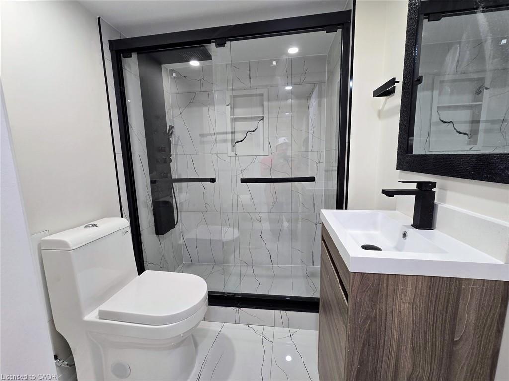 147 Langlaw Street, Cambridge, ON - Indoor Photo Showing Bathroom