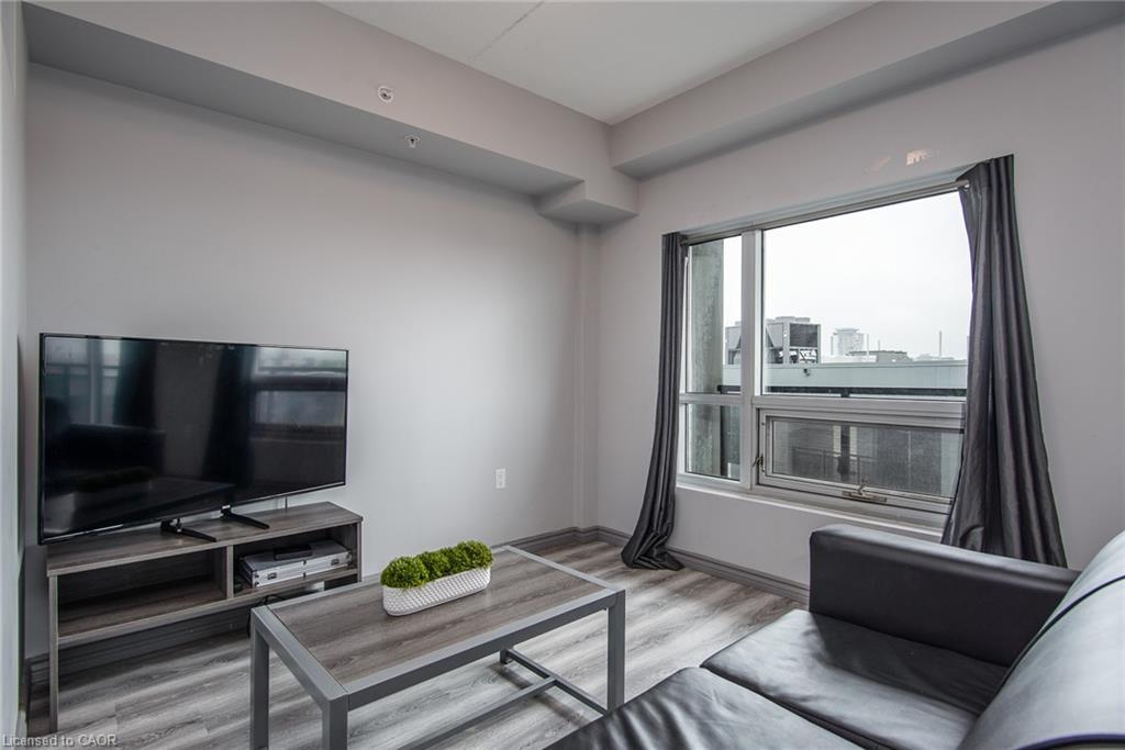 609F-275 Larch Street, Waterloo, ON - Indoor Photo Showing Living Room