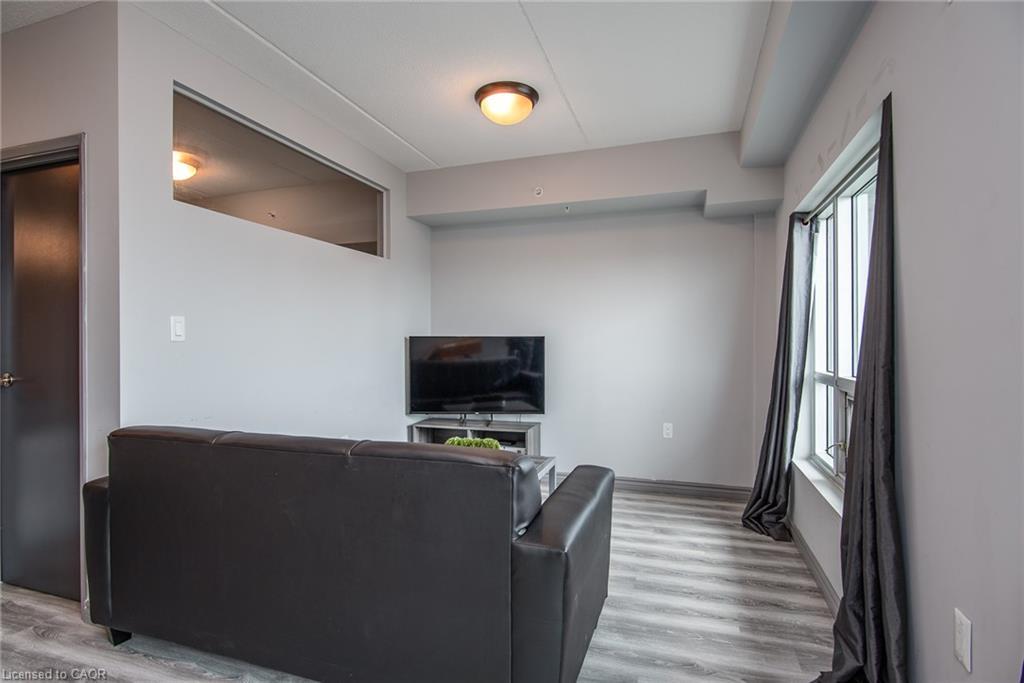 609F-275 Larch Street, Waterloo, ON - Indoor Photo Showing Other Room