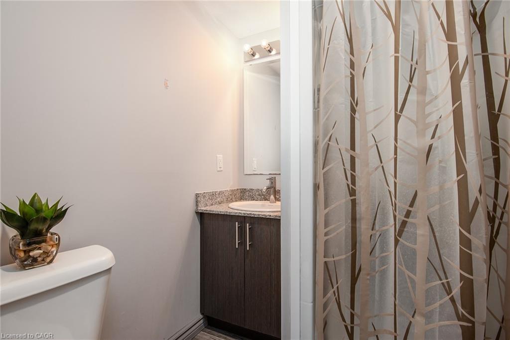 609F-275 Larch Street, Waterloo, ON - Indoor Photo Showing Bathroom