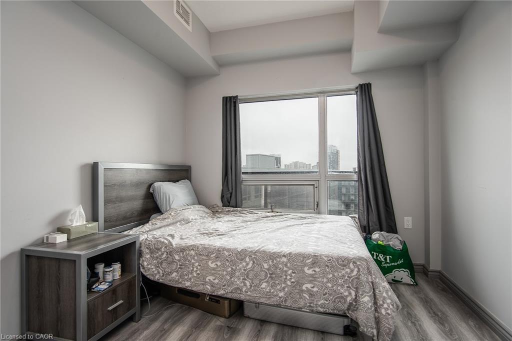 609F-275 Larch Street, Waterloo, ON - Indoor Photo Showing Bedroom