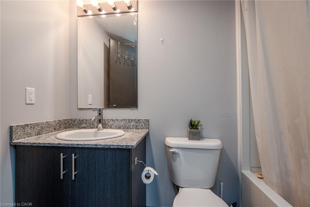 609F-275 Larch Street, Waterloo, ON - Indoor Photo Showing Bathroom