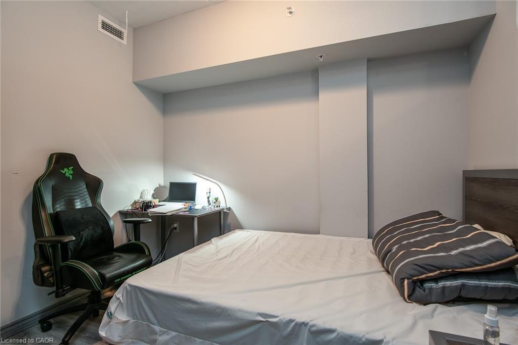 609F-275 Larch Street, Waterloo, ON - Indoor Photo Showing Bedroom