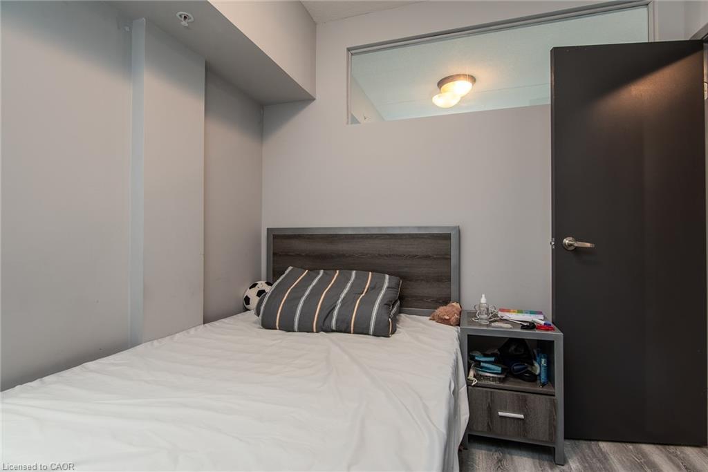 609F-275 Larch Street, Waterloo, ON - Indoor Photo Showing Bedroom