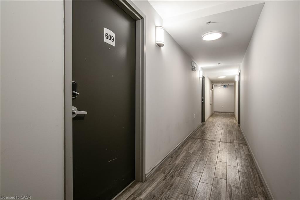 609F-275 Larch Street, Waterloo, ON - Indoor Photo Showing Other Room