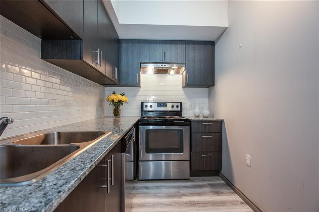 609F-275 Larch Street, Waterloo, ON - Indoor Photo Showing Kitchen With Double Sink With Upgraded Kitchen