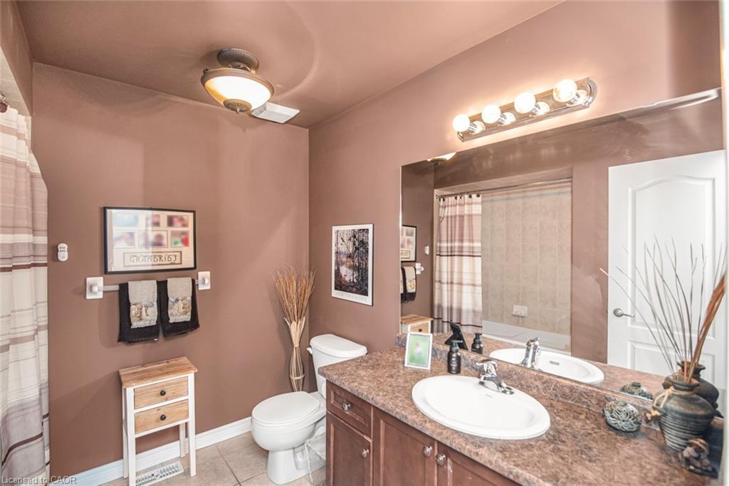 13 Mulligan Trail, Hamilton, ON - Indoor Photo Showing Bathroom