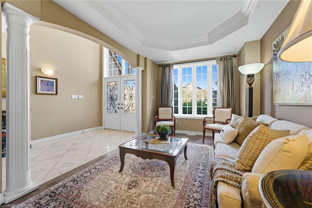 20 Lorupe Court, Ancaster, ON - Indoor Photo Showing Living Room