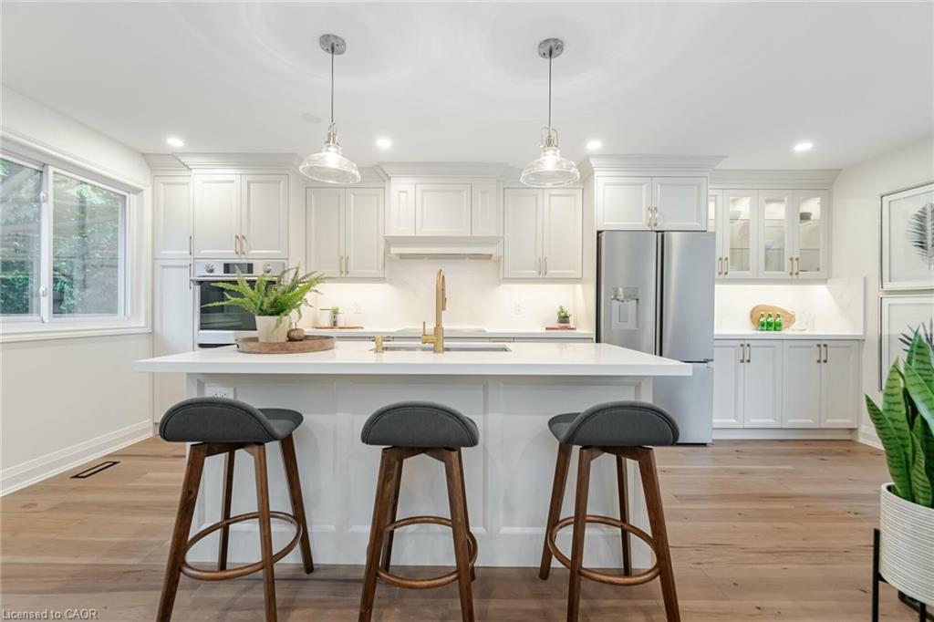 3150 Bentworth Drive, Burlington, ON - Indoor Photo Showing Kitchen With Upgraded Kitchen