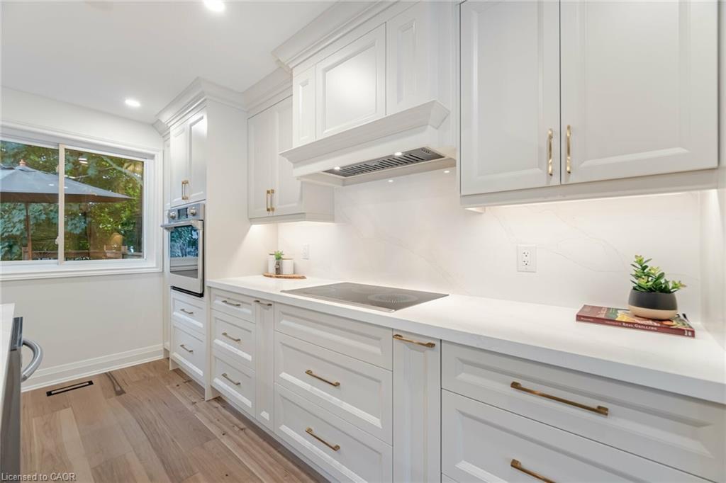 3150 Bentworth Drive, Burlington, ON - Indoor Photo Showing Kitchen With Upgraded Kitchen