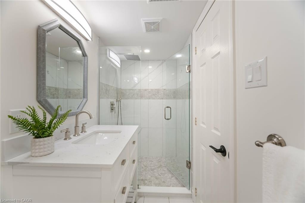 3150 Bentworth Drive, Burlington, ON - Indoor Photo Showing Bathroom