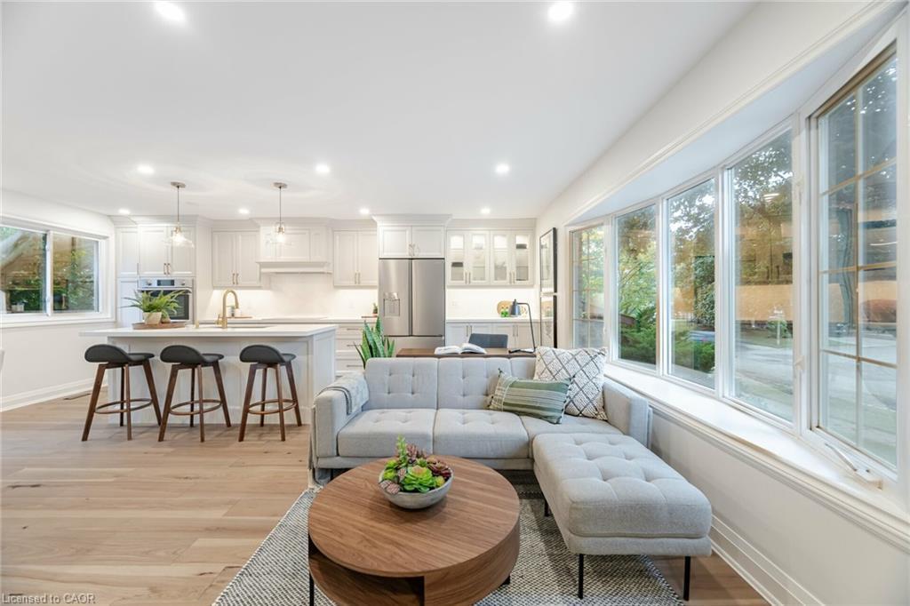3150 Bentworth Drive, Burlington, ON - Indoor Photo Showing Living Room