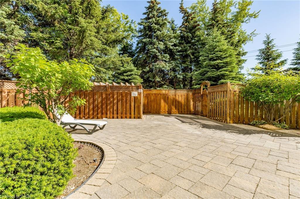 306-75 King Street E, Mississauga, ON - Outdoor