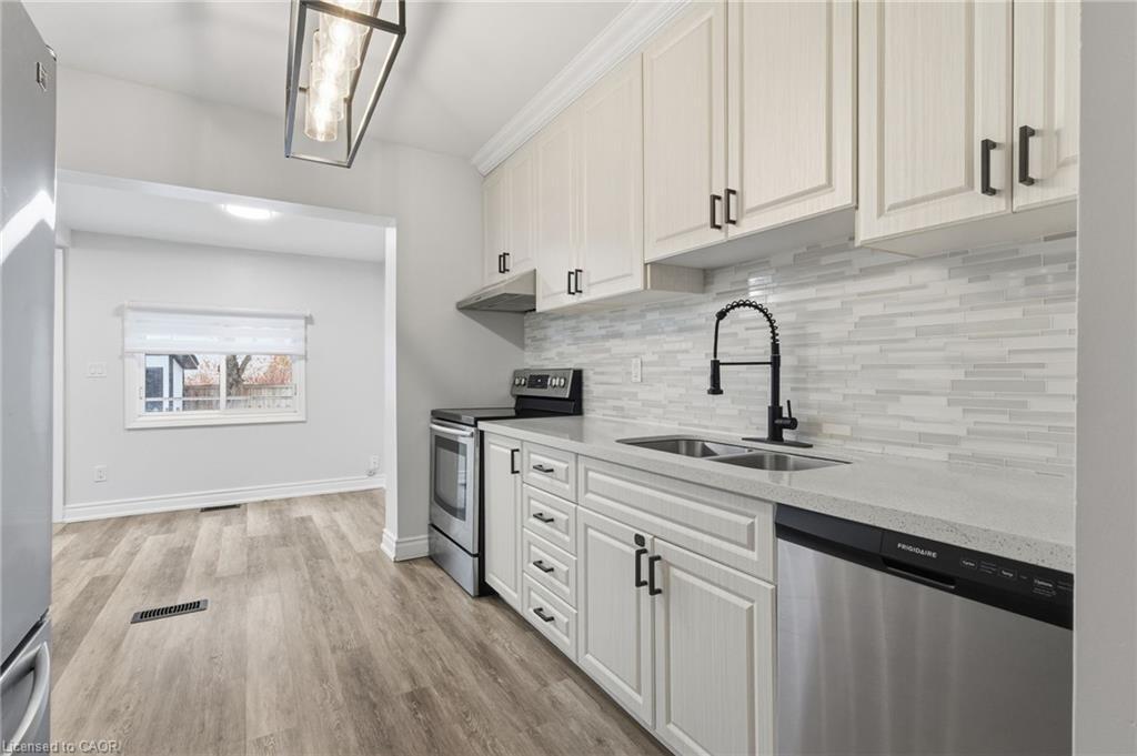 71 Glendale Avenue N, Hamilton, ON - Indoor Photo Showing Kitchen With Double Sink With Upgraded Kitchen