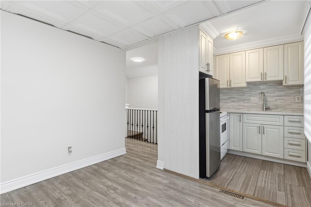 71 Glendale Avenue N, Hamilton, ON - Indoor Photo Showing Kitchen