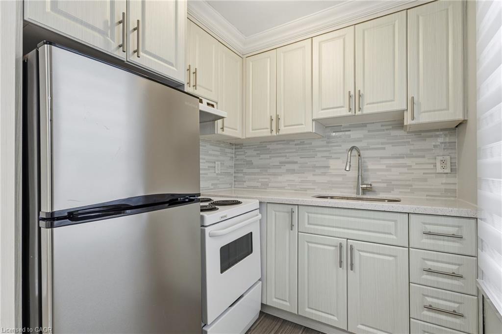 71 Glendale Avenue N, Hamilton, ON - Indoor Photo Showing Kitchen With Upgraded Kitchen