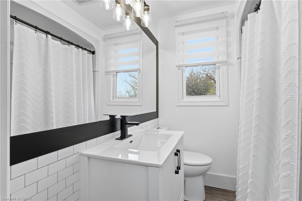 71 Glendale Avenue N, Hamilton, ON - Indoor Photo Showing Bathroom