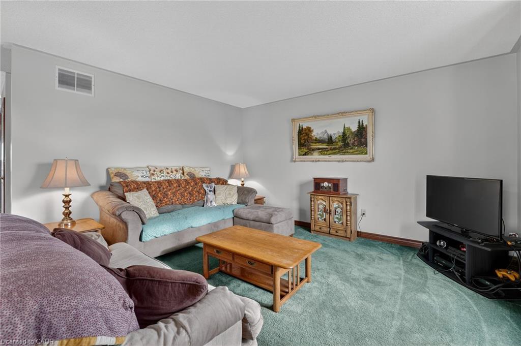 713 Haldimand Rd 17, Dunnville, ON - Indoor Photo Showing Living Room