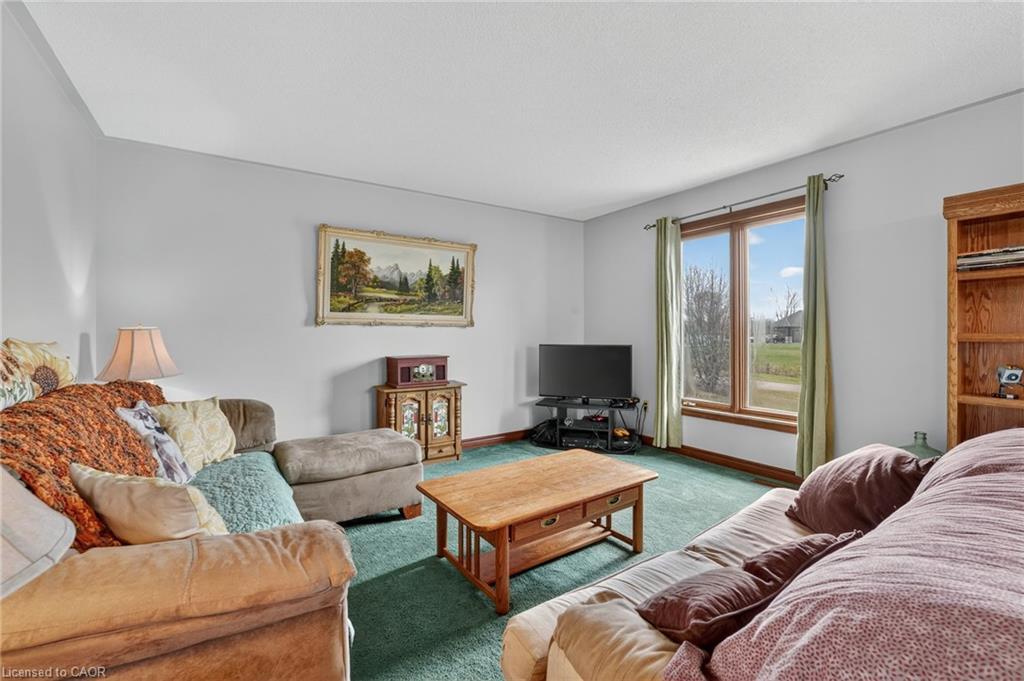 713 Haldimand Rd 17, Dunnville, ON - Indoor Photo Showing Living Room