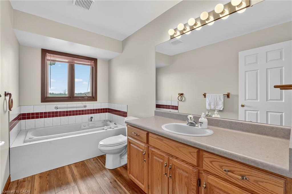 713 Haldimand Rd 17, Dunnville, ON - Indoor Photo Showing Bathroom