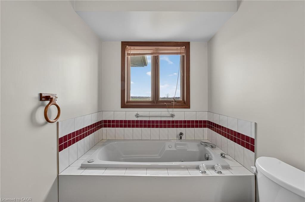 713 Haldimand Rd 17, Dunnville, ON - Indoor Photo Showing Bathroom